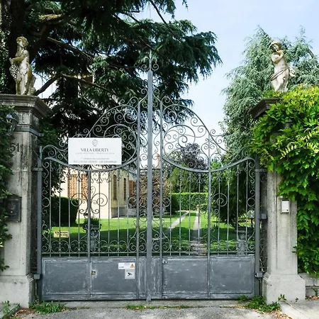 Liberty Venezia -jacuzzi And Gardens- Dimora Storica A 20km Da Venezia Апартаменты Мира